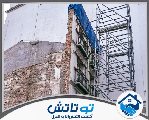صيانة المباني في العين 0565603382 شركة توتاتش واجهة مبنى حديث تحت الإنشاء تغطيها السقالات المعدنية لتركيب الحجر والتشطيبات الخارجية بدقة
