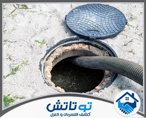 علاج انسداد مجاري المطبخ في ام القيوين 0565603382 شركة توتاتش لقطة توضح عملية شفط الرواسب والمياه من بيارة أرضية وسط منطقة رملية باستخدام خرطوم سحب