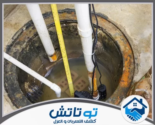 تنظيف الصرف الصحي والمنازل في راس الخيمة 0565603382 شركة توتاتش لقطة علوية توضح أنابيب بيضاء وشريط قياس داخل فتحة فحص دائرية مملوءة بالمياه